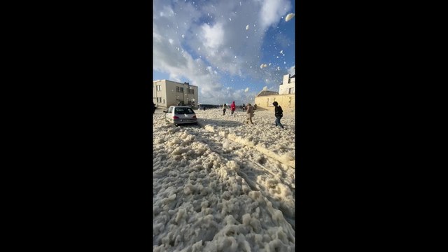 Les images d'une importante écume de mer dans le port de Saint-Guénolé dans le Finistère