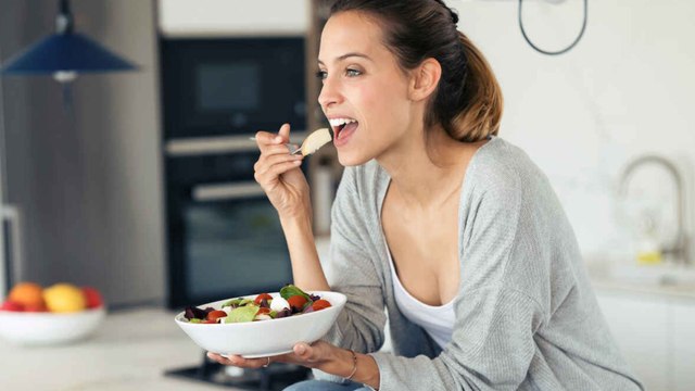 खाना खाने के तुरंत बाद पानी क्यों नहीं पीना चाहिए | Khana Khane Ke Baad Pani Kab Piye | Boldsky