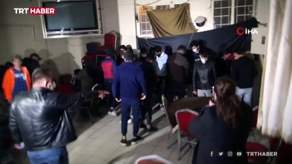 Masanın altında yakalanan gencin cevabı polisi güldürdü