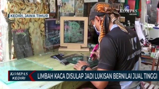 Manfaatkan Limbah Kaca Jadi Lukisan Unik
