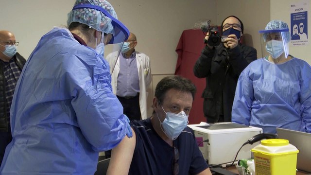 Pedro Montilla, primer sanitario vacunado de COVID-19 en La Rioja