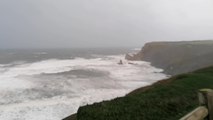 Las olas golpean con fuerza la costa asturiana por el temporal