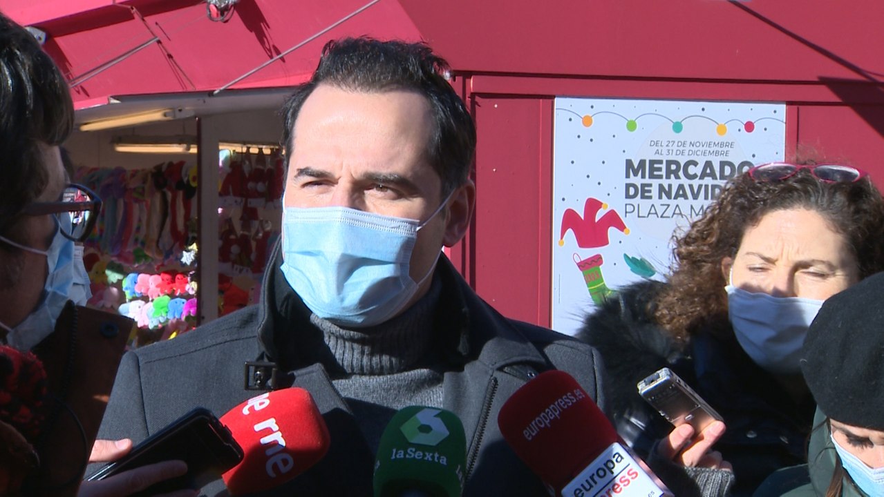 Aguado tacha de "absurda" la polémica de la pegatina del Gobierno de España