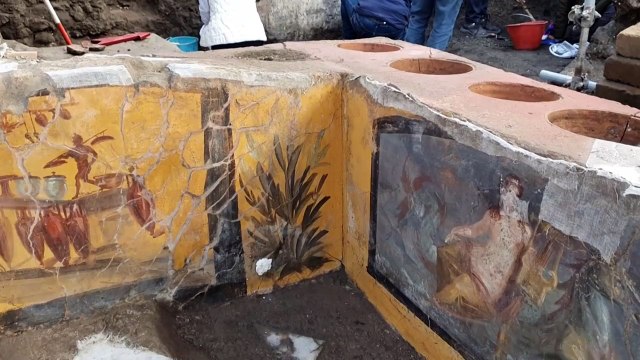 اكتشاف منضدة لبيع وجبات سريعة في بومبيي