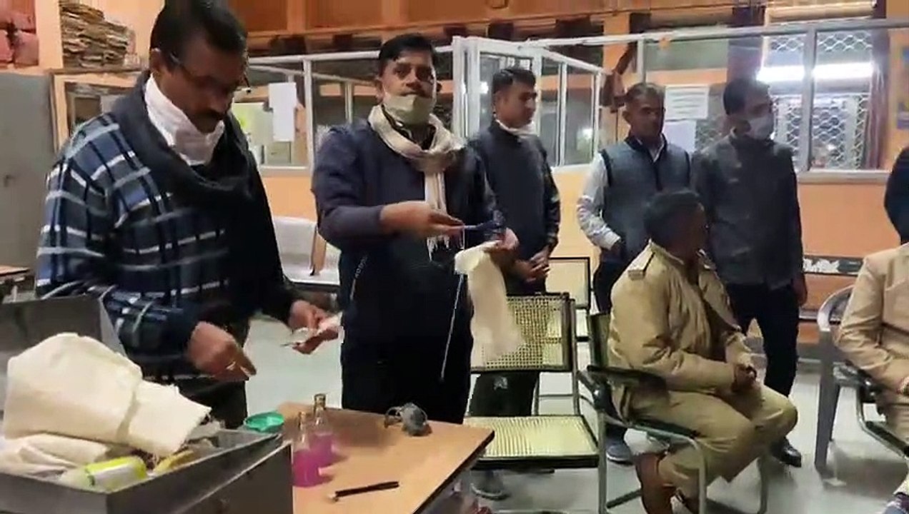 एएसआइ पांच हज़ार रुपए रिश्वत लेते रंगे हाथों गि...