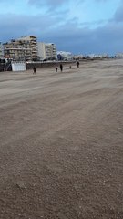 L'impressionnante puissance du vent sur la plage de Saint-Jean-de-Monts qui déplace le sable lors de la tempête Bella