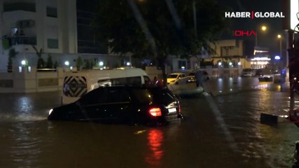 Karayolu suyla doldu, itfaiye botla yardıma gitti