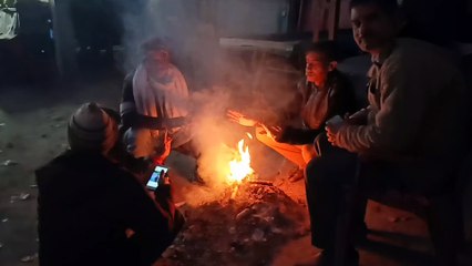 सड़कों पर छाया रहा कोहरा, शीत लहर से ठिठुरे लोग
