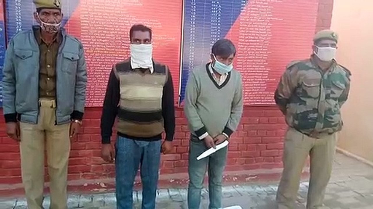 पुलिस ने दो शराब तस्करों को अवैध शराब के साथ कि...