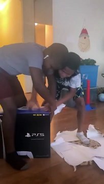 Il fait croire à ses fils qu'ils ont un ps5 pour Noël