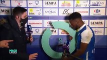 Ce joueur de foot se trompe et embarque le socle au lieu du trophée