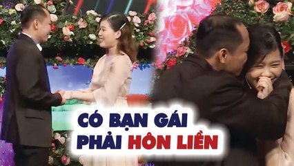 Chàng trai RUN BẦN BẬT vì bạn gái quá xinh, vừa bấm nút phải LAO RA HÔN LIỀN khiến cô nàng HOẢNG SỢ