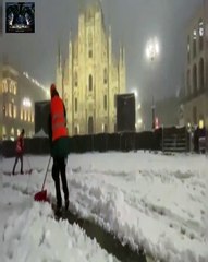 Espectacular nevada frente al Duomo de Milan - Publico...