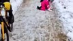La vidéo d'un cycliste poussant volontairement au sol une petite fille de 5 ans pour l'écarter de son chemin provoque la colère et la police lance un avis de recherche