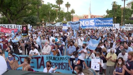 Manifestación contra el aborto en víspera de votación en el Senado de Argentina
