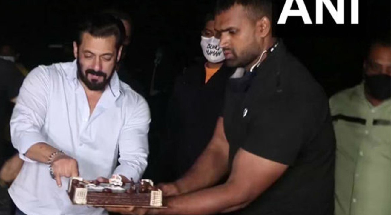 Salman Khan Birthday: 55 साल के हुए मिस्टर 'दबंग', पनवेल फॉर्म हाउस में मनाया जन्मदिन