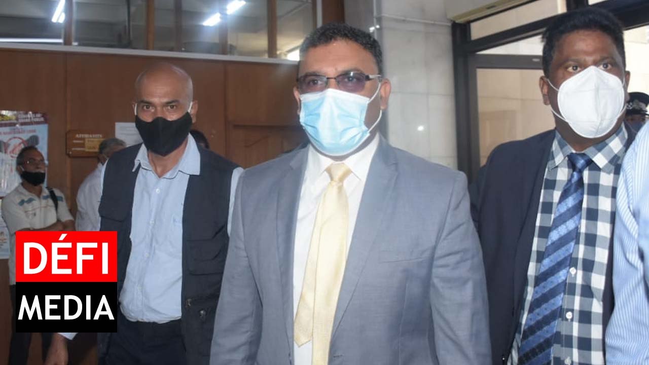Private Prosecution : le ministre Sawmynaden est arrivé au tribunal de Port-Louis
