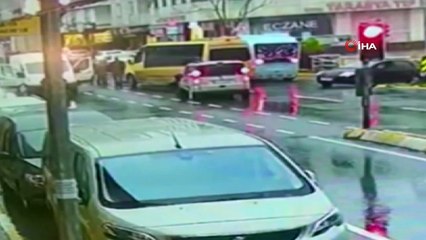 Kadın yayanın kulağının koptuğu minibüs dehşeti kamerada