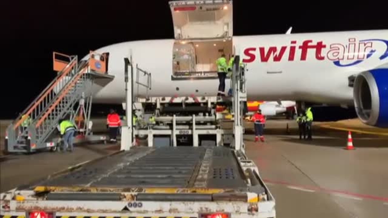 La vacuna de Pfizer llega al aeropuerto de Vitoria