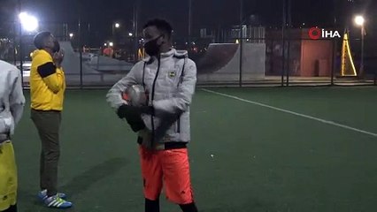 Futbol oynarken yakalanan Somalili öğrenciler yurda götürüldü