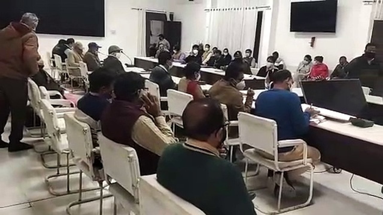 ब्याज माफिया से परेशान होकर पीड़ित परिवार ने कलेक्टर से की शिकायत
