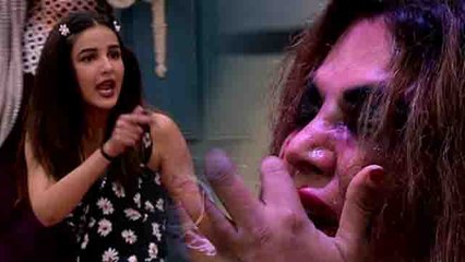 BB14: Jasmine और Rakhi के बीच हुई जमकर लड़ाई, टेबल पर सर पटकती नज़र आईं Rakhi | FilmiBeat