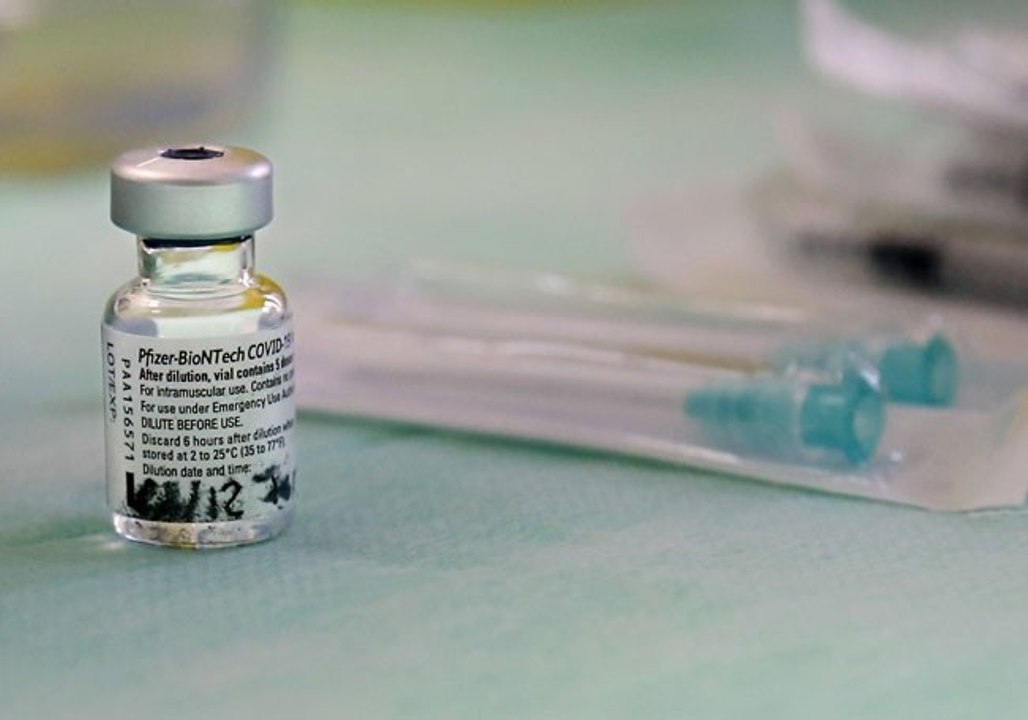 La France se serait opposée à la commande de 500 millions de doses du vaccin Pfizer pour favoriser Sanofi malgré son retard