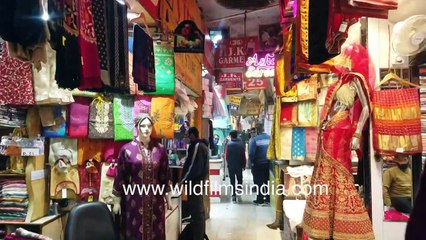 Descargar video: Sarojini Nagar Market shopping area tour on Christmas eve with 4K camera