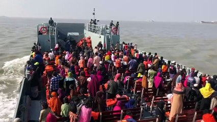 Bangladesh: transfert controversé de rohingyas vers une île isolée
