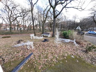 Des rennes de Noël saccagés en pleine ville