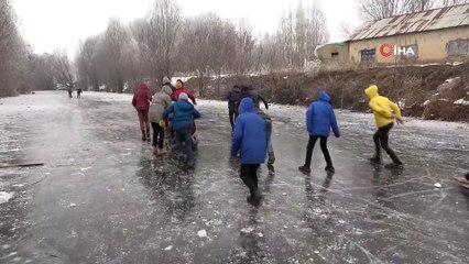 Çocukların donan derede kızak keyfi