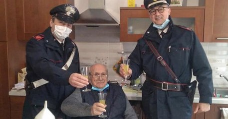 Un Italien de 94 ans, qui était seul pour Noël, a appelé les gendarmes pour porter un toast avec eux