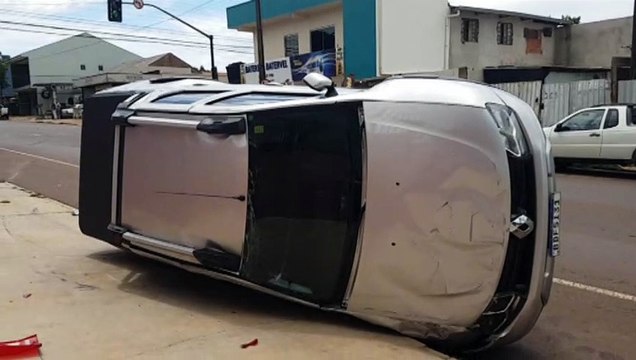 Oroch capota em acidente na esquina das ruas Manaus e Nereu Ramos