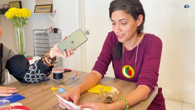 Diseñadora gráfica cubana honra a los Orishas desde Miami | Café con Camila