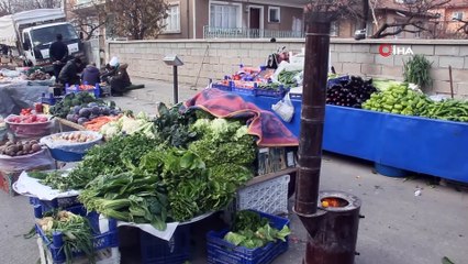 Pazarcılar soğuktan korunmak için soba kurdu