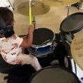Cette fillette de 2 ans joue de la batterie comme une pro