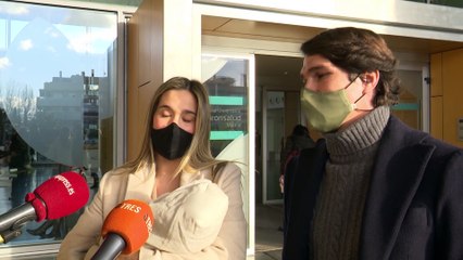 María Pombo y Pablo Castellano dejan el hospital con su hijo en brazos