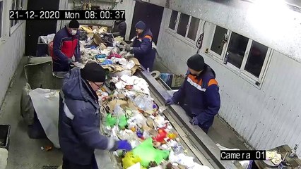 Hombre salva a un gatito de ser caer en una trituradora de basura