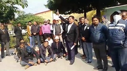 नाराज वकीलों ने कोतवाली में दिया धरना, विधायक पर मुकदमे की मांग