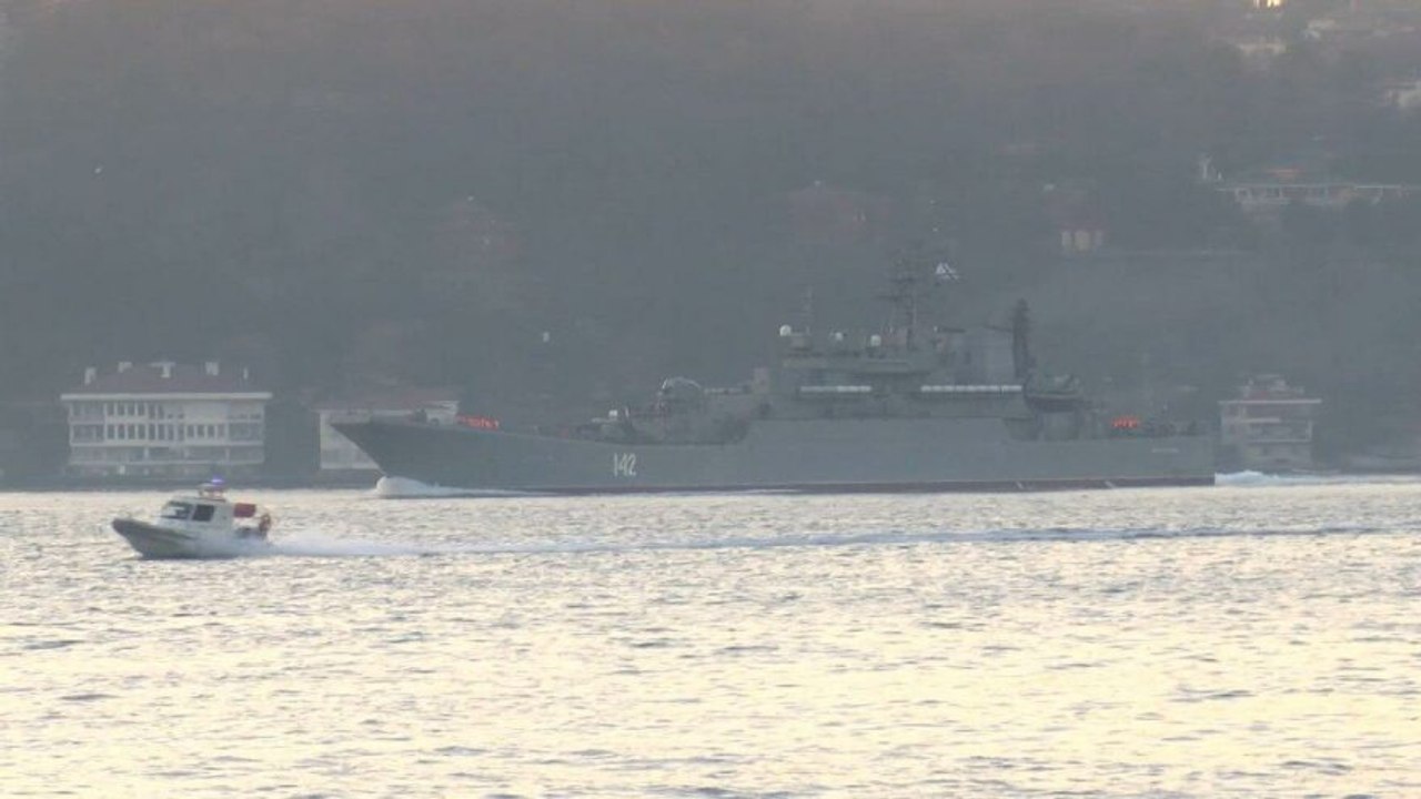 Rus savaş gemisi İstanbul Boğazı'ndan geçti