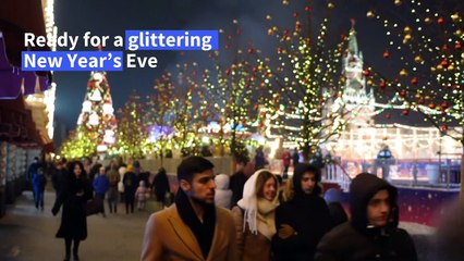 Locals flock to festive Red Square despite Moscow virus spike