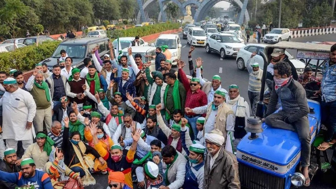 Farmer delegation leaves Singhu border for talks