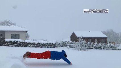 Dans le Cantal, il plonge dans 50 cm de neige pour le plaisir