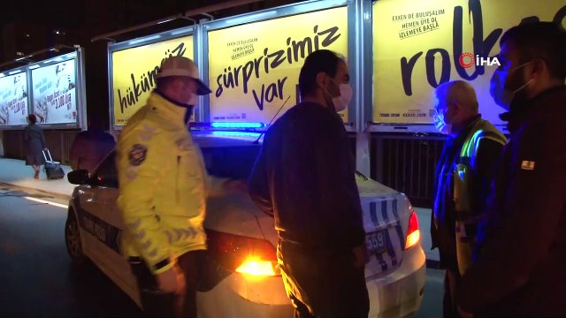 Otomobile çarpmamak için manevra yapan hafriyat kamyonu bariyerlere çarptı