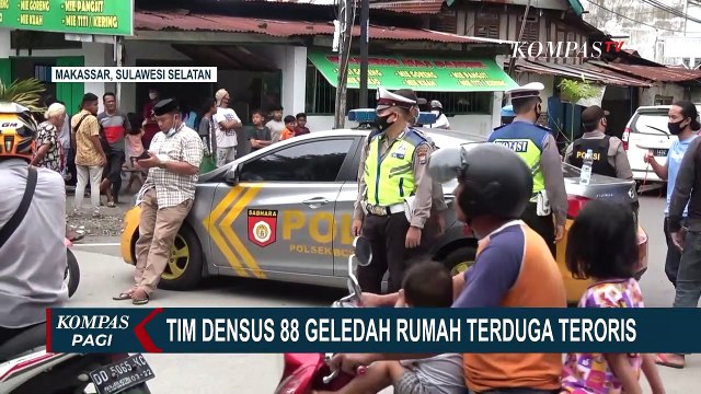 Tim Densus 88 Geledah Rumah Terduga Teroris di Makassar