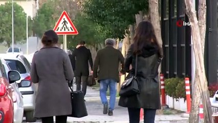 Depreme röportaj sırasında yakalandı