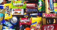 Pour lutter contre l'obésité, l'Angleterre pourrait interdire la vente de produits gras et sucrés aux caisses des supermarchés