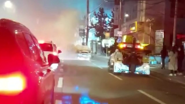 도로 달리던 차량에서 불...엔진룸 발화 추정 / YTN