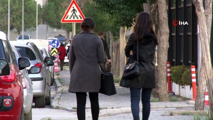 Depreme röportaj sırasında yakalandı