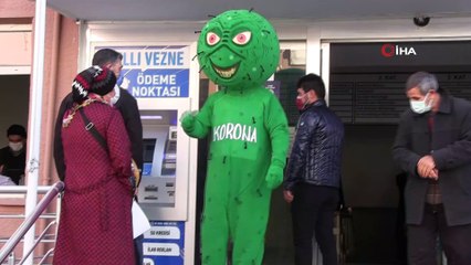 Niğde’de korona virüs kostümü giyen kişi vatandaşları uyardı